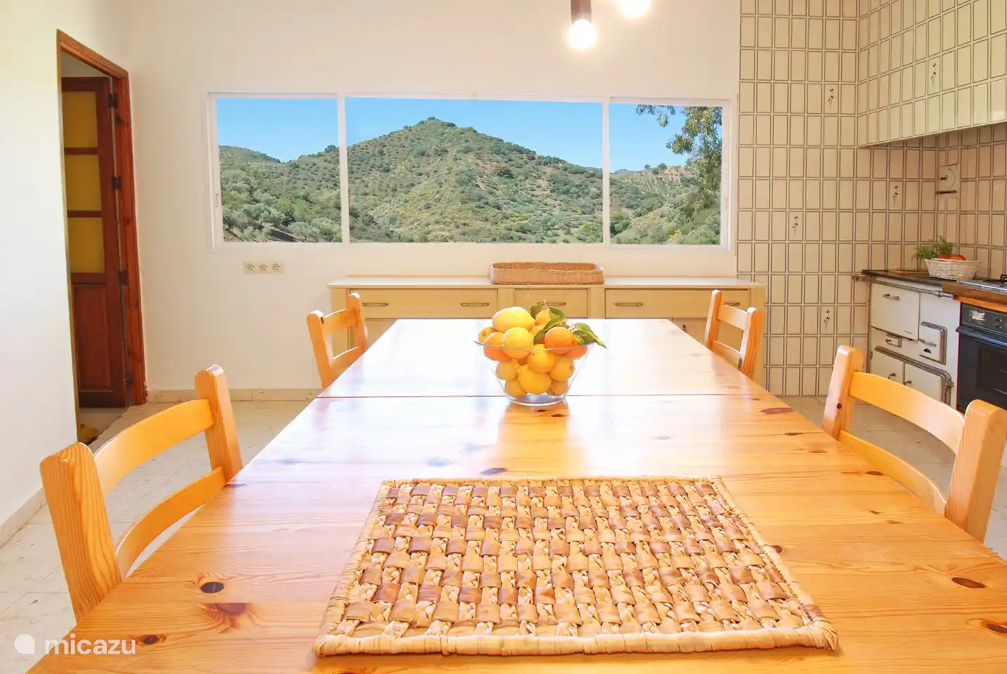 Auch von der Küche aus ist die Aussicht wunderschön. Die umliegenden Obstgärten gehören zum Haus.