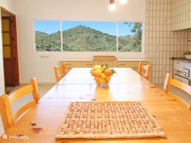 Location de Vacances Espagne, Costa del Sol, Comares, maison de vacances - La Zorzalera Même de la cuisine la vue est magnifique. Les vergers environnants appartiennent à la maison.
