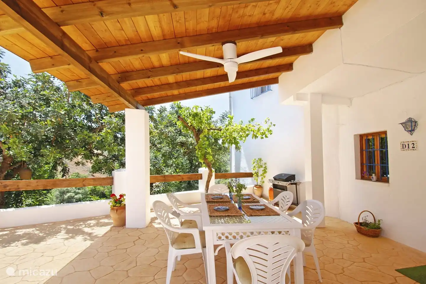 Unsere überdachte Terrasse mit Ventilator, damit es auch an den heißesten Tagen angenehm ist, sich aufzuhalten.