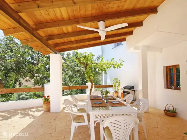 Location de Vacances Espagne, Costa del Sol, Comares, maison de vacances - La Zorzalera Notre patio couvert avec ventilateur, pour qu’il soit agréable de rester même pendant les jours les plus chauds.