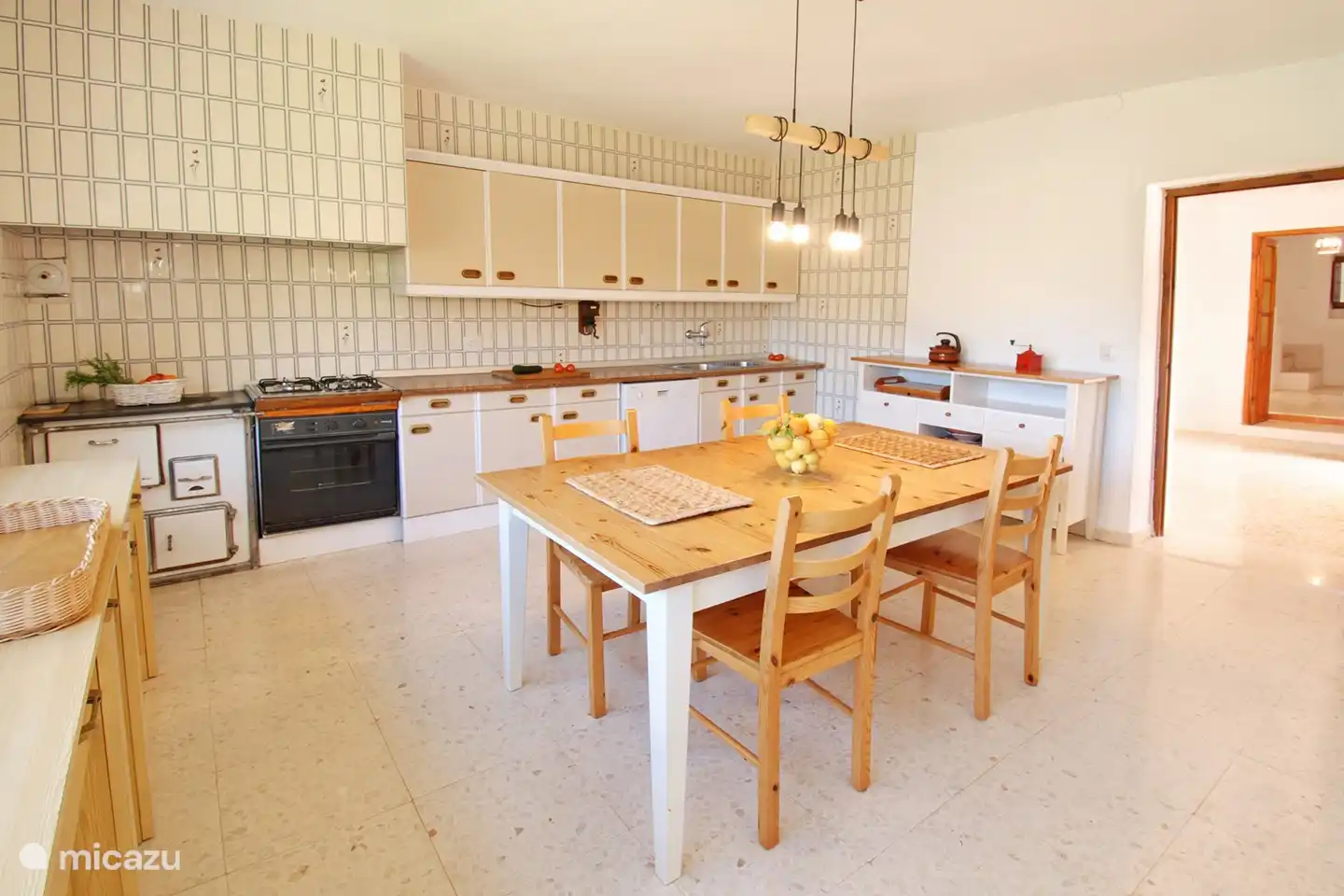 Es ist auch sehr gemütlich in der Küche zu essen. Viel Platz.