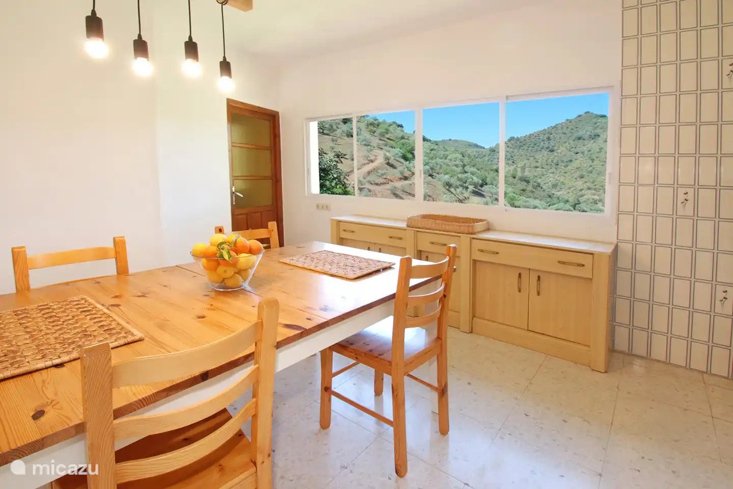 Alles genießen, das Essen, die Umgebung, einander.