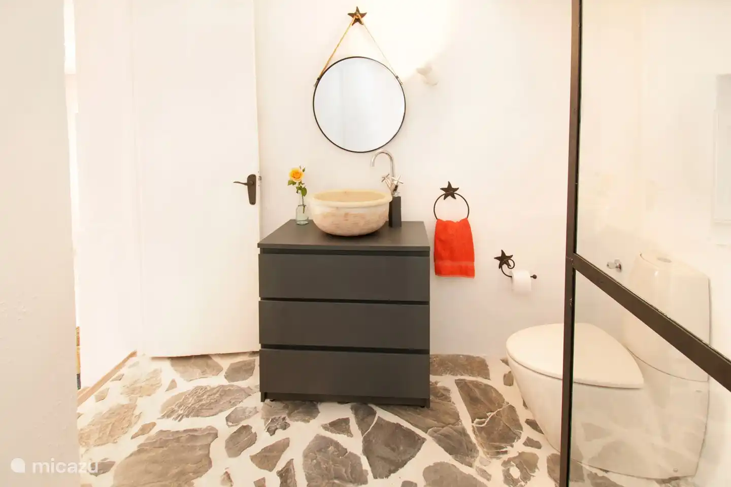 Eines unserer drei Badezimmer mit Dusche und WC. Hier befindet sich auch die Waschmaschine. 