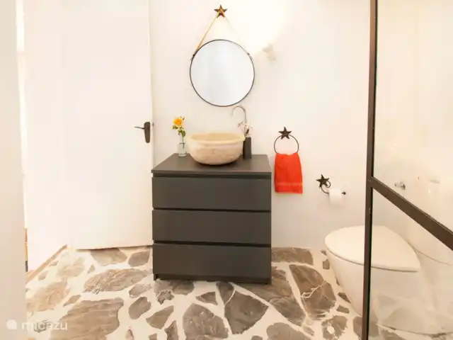 Location de Vacances Espagne, Costa del Sol, Comares, maison de vacances - La Zorzalera L’une de nos trois salles de bains avec douche et toilettes. C’est également là que se trouve la machine à laver.