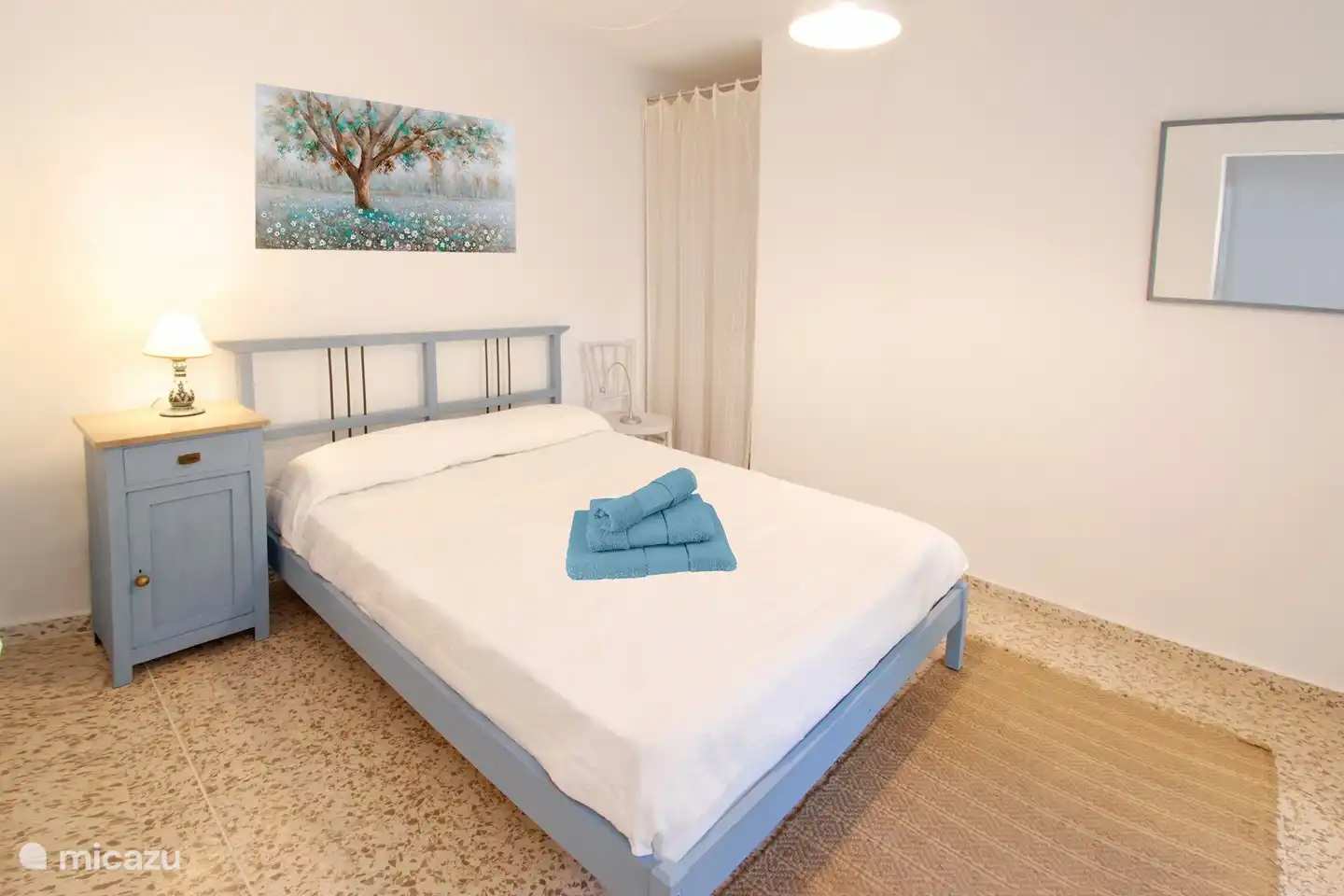 Das blaue Zimmer mit einem Doppelbett.