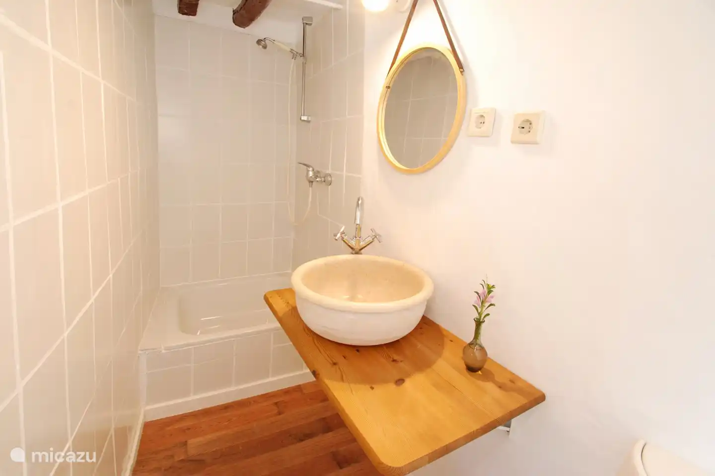 Dieses Badezimmer hat auch eine Dusche und ein WC.