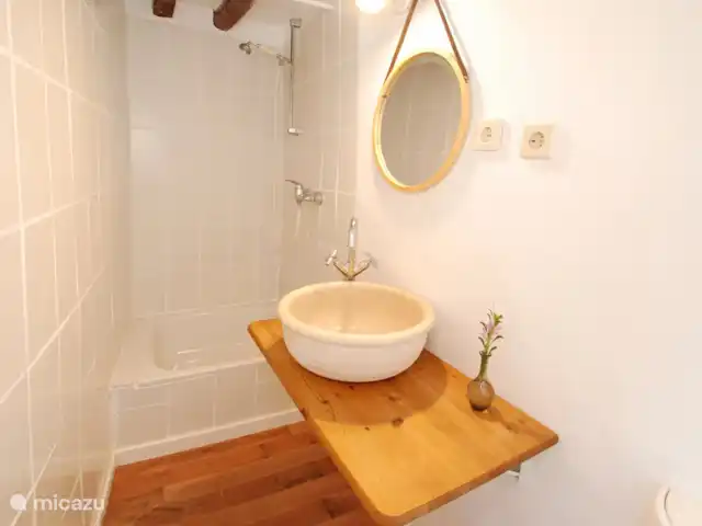 Location de Vacances Espagne, Costa del Sol, Comares, maison de vacances - La Zorzalera Cette salle de bain a également une douche et des toilettes.