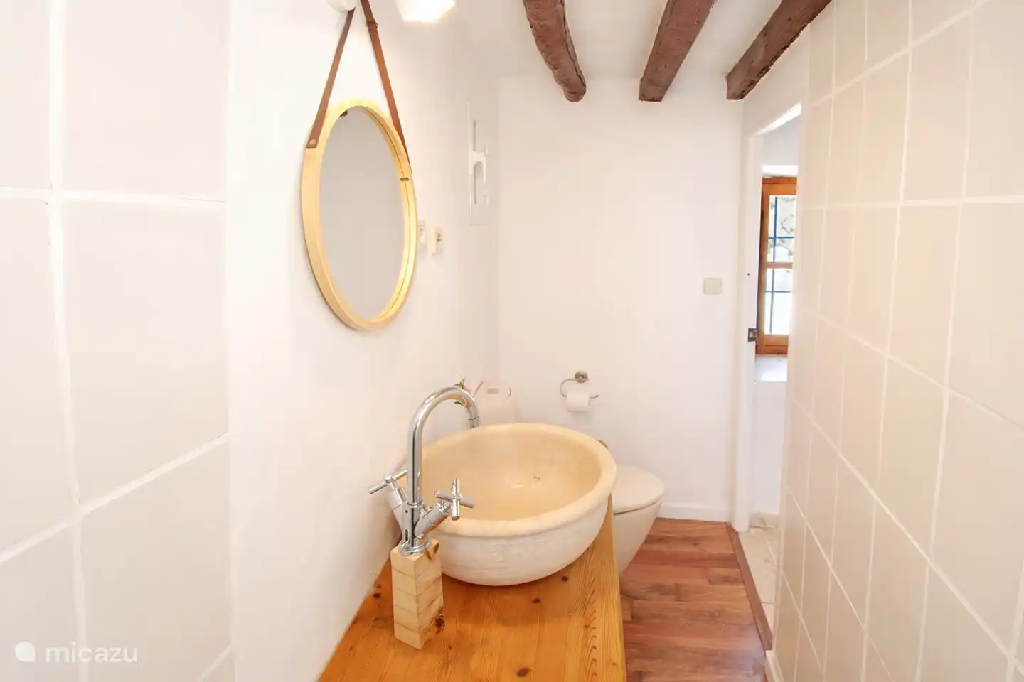 Es ist nützlich, 3 Badezimmer zu haben, alle mit Toiletten.