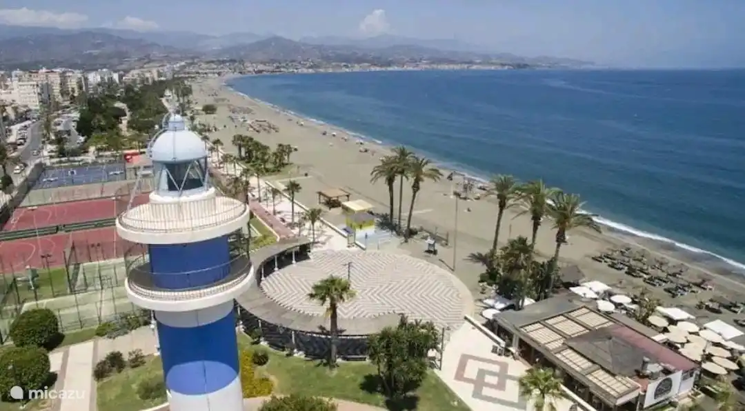 30 km von La Zorzalera entfernt, befindet sich der mehrfach preisgekrönte Strand von Torre del Mar. 