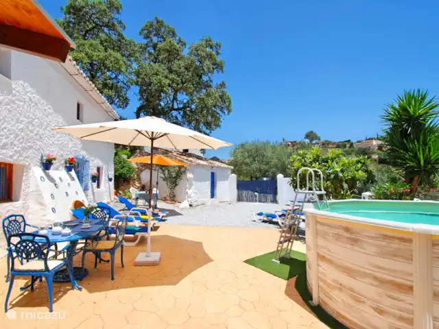 Location de Vacances Espagne, Costa del Sol, Comares, maison de vacances - La Zorzalera Rafraîchissez-vous dans notre charmante piscine.