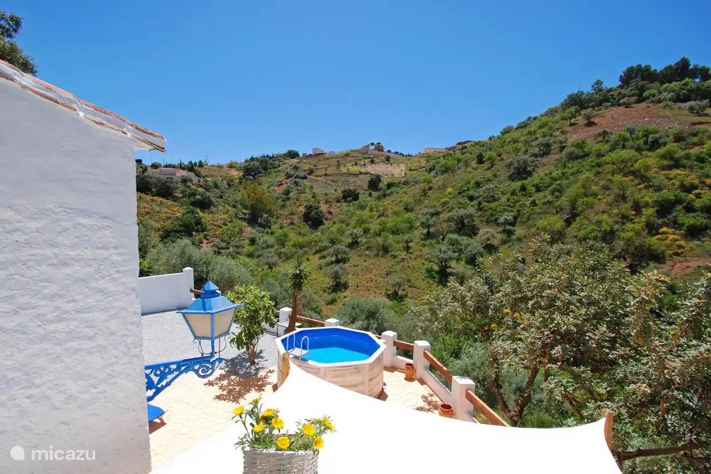 Blick vom Balkon. Ihr Ort zum Entspannen, Genießen und Entdecken.