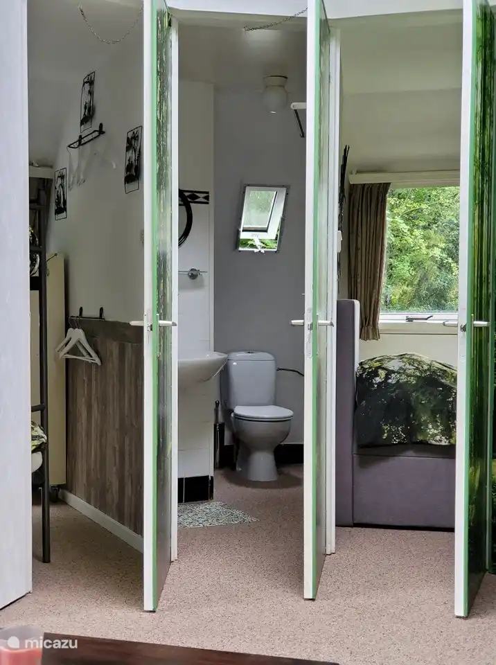 Das Ferienhaus hat zwei Schlafzimmer und ein Badezimmer.