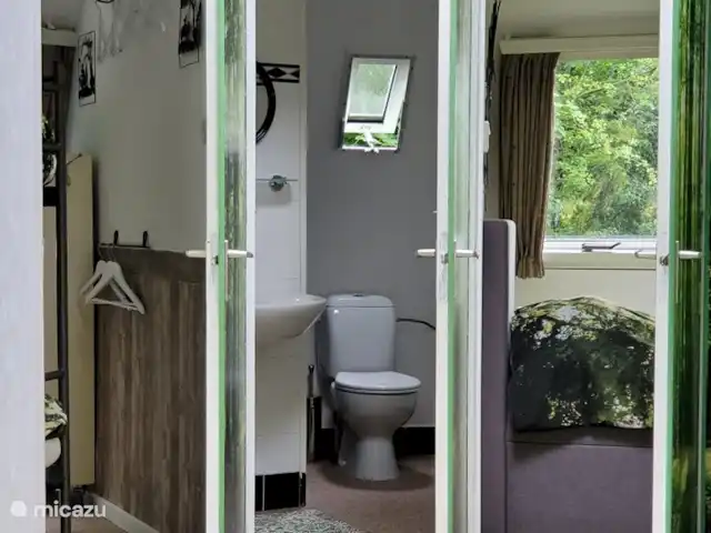 Igloo L'Oasis Verte | Pays-Bas, Brabant-Septentrional, Chaam - bungalow Le chalet a deux chambres et une salle de bain.