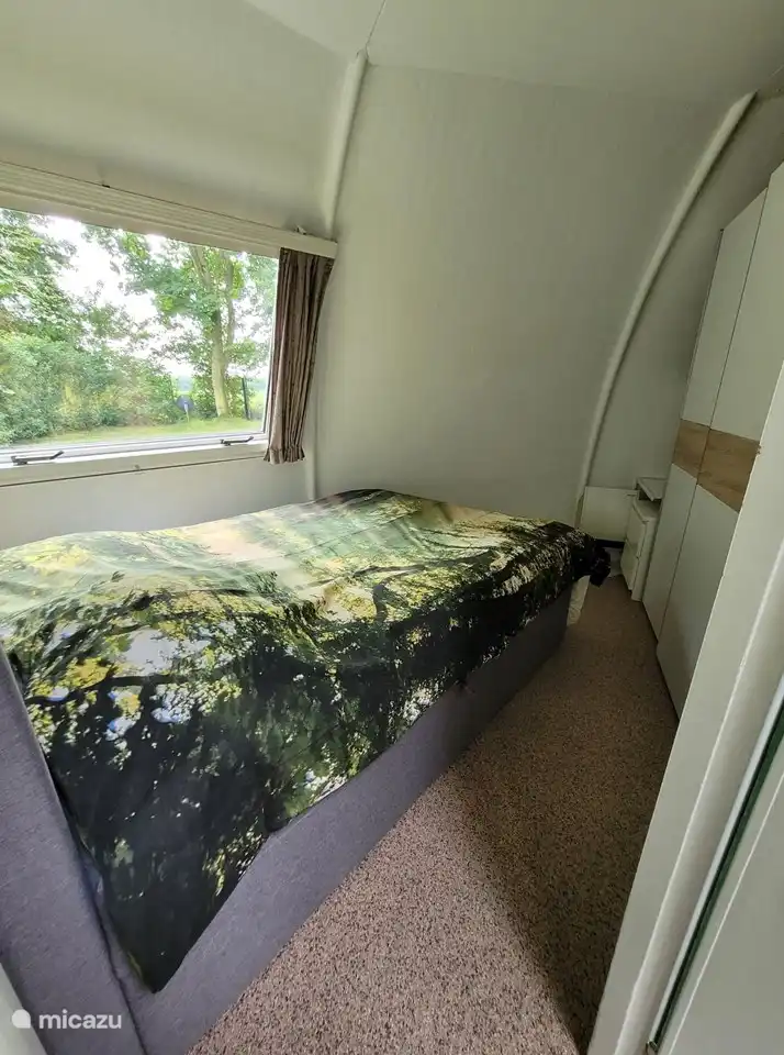 Schlafzimmer mit neuem Boxspringbett und geräumigem Kleiderschrank.