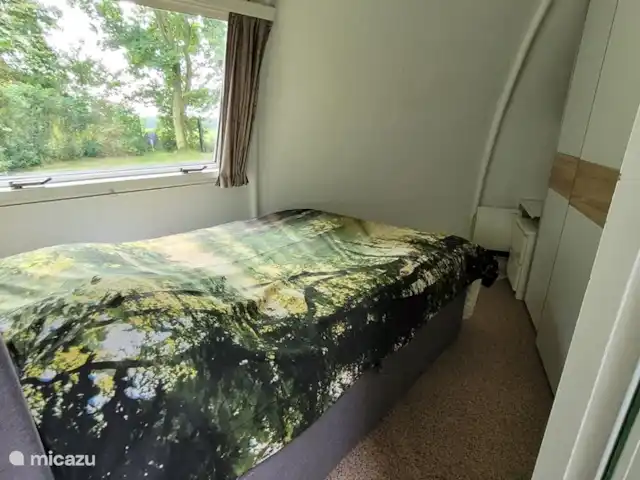 Igloo L'Oasis Verte | Pays-Bas, Brabant-Septentrional, Chaam - bungalow Chambre à coucher avec nouveau sommier et garde-robe spacieuse.