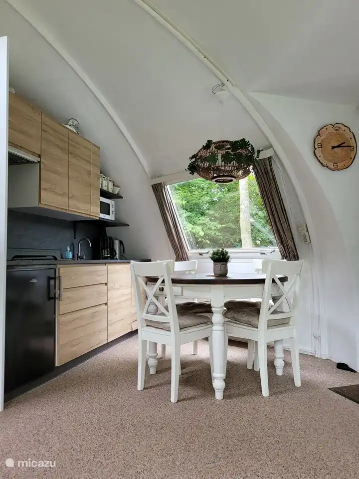 Gemütliche Küche mit Platz für 4.