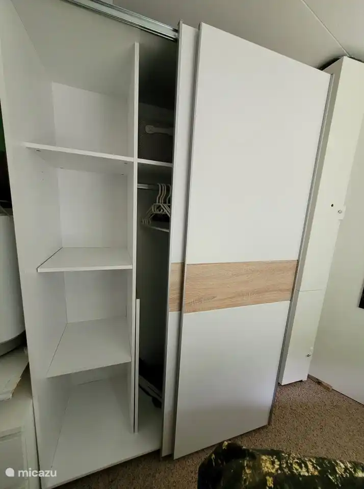 Geräumiger Kleiderschrank für alle Ihre Interessen.