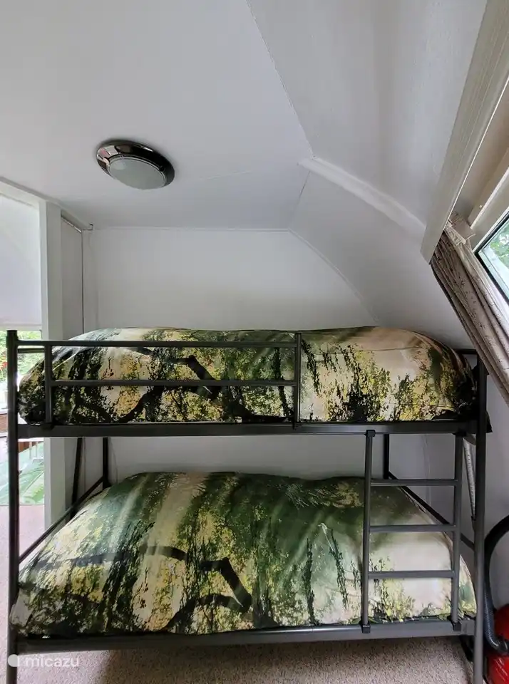 Schlafzimmer mit Etagenbett, das Thema Wald findet sich auch hier wieder.