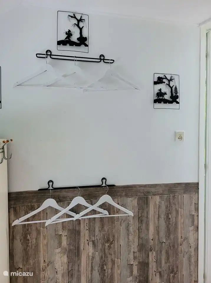 Ausgestattet mit Kleiderschrank und Kleiderbügeln.