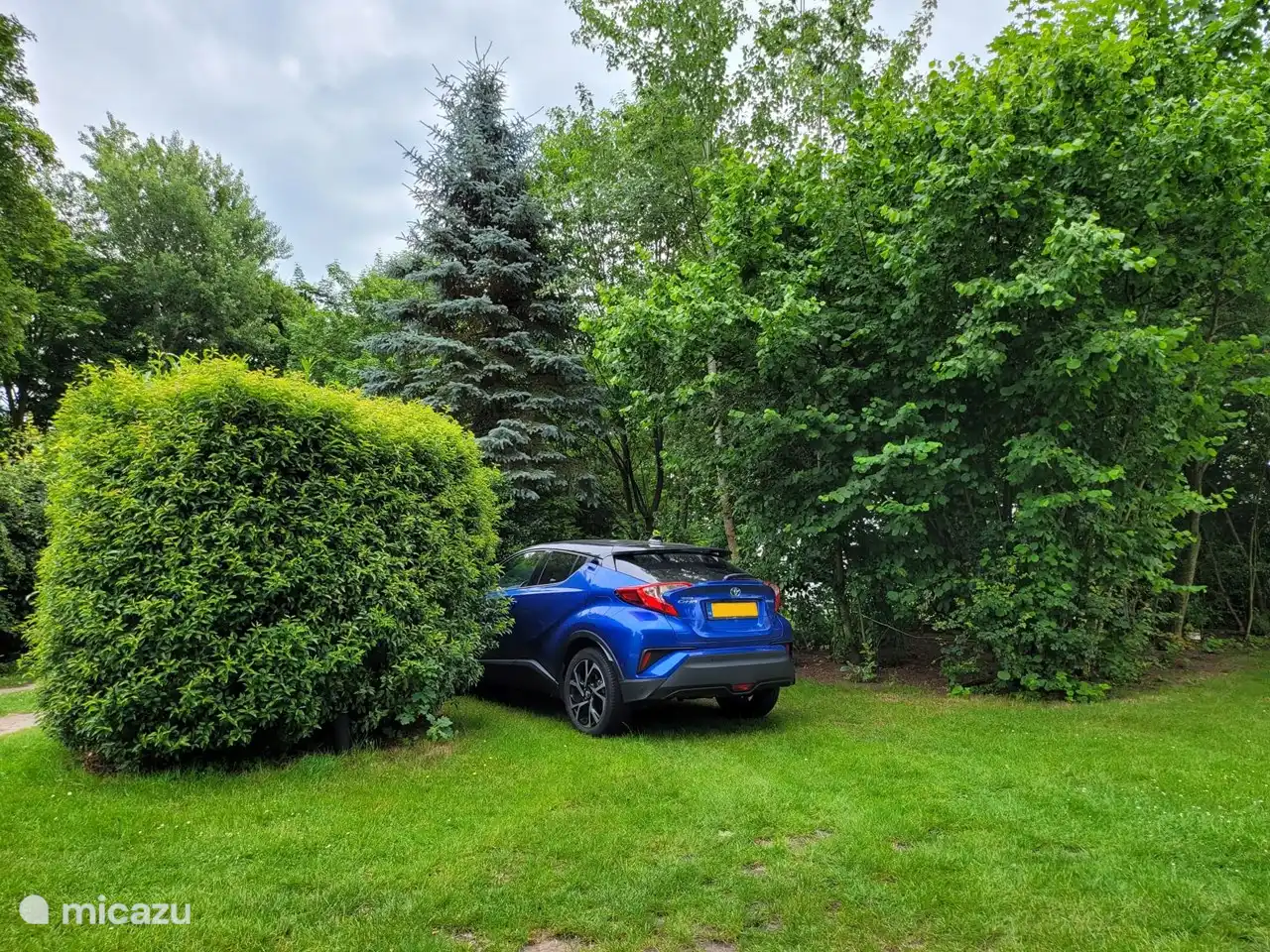Parkplatz bei der Hütte für ein Auto.