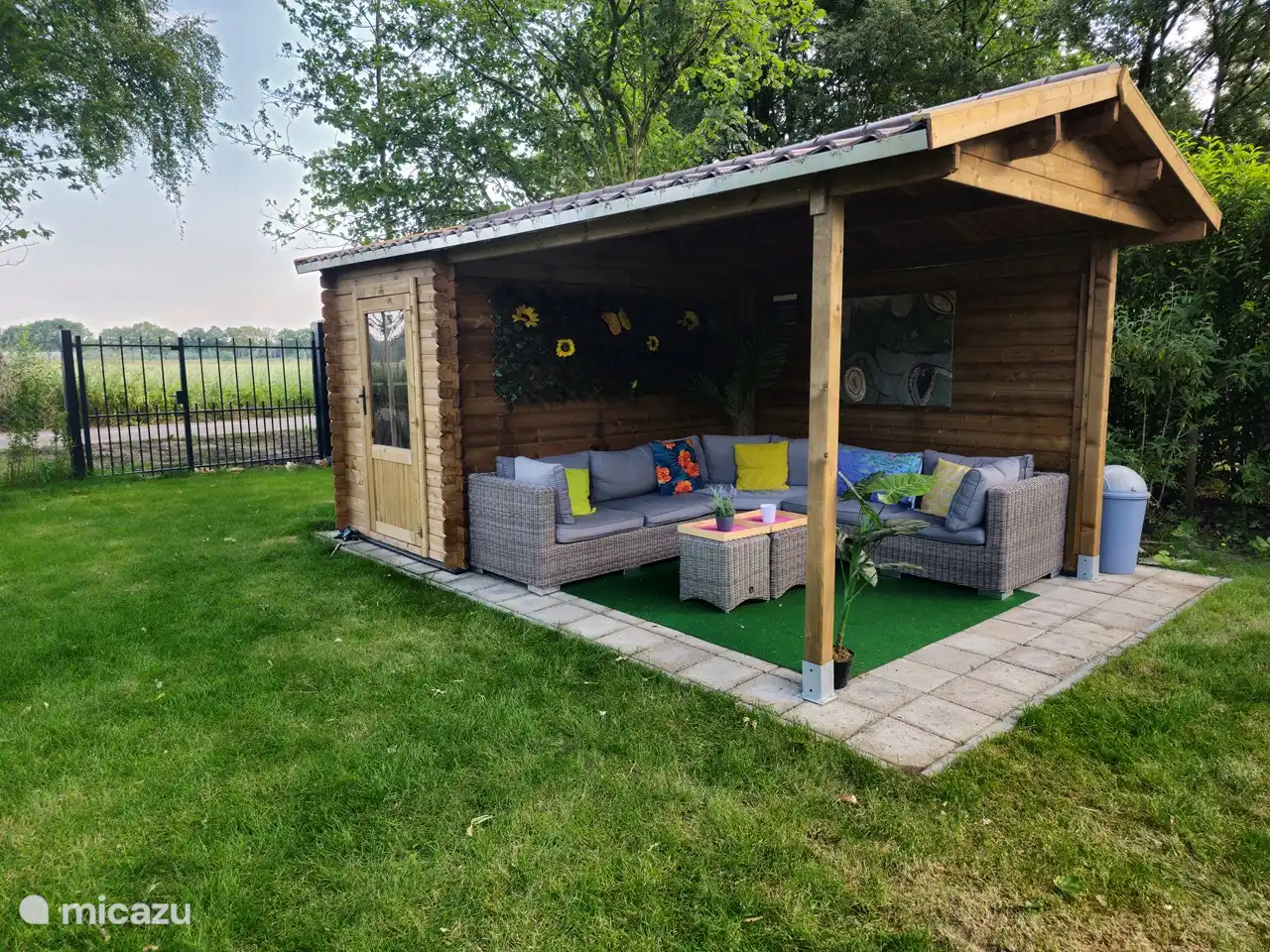 Unser neues Vordach mit Loungebereich.