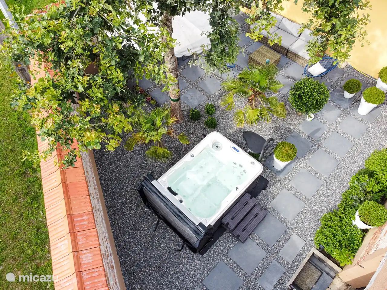 Ci-dessus vue sur le jardin.