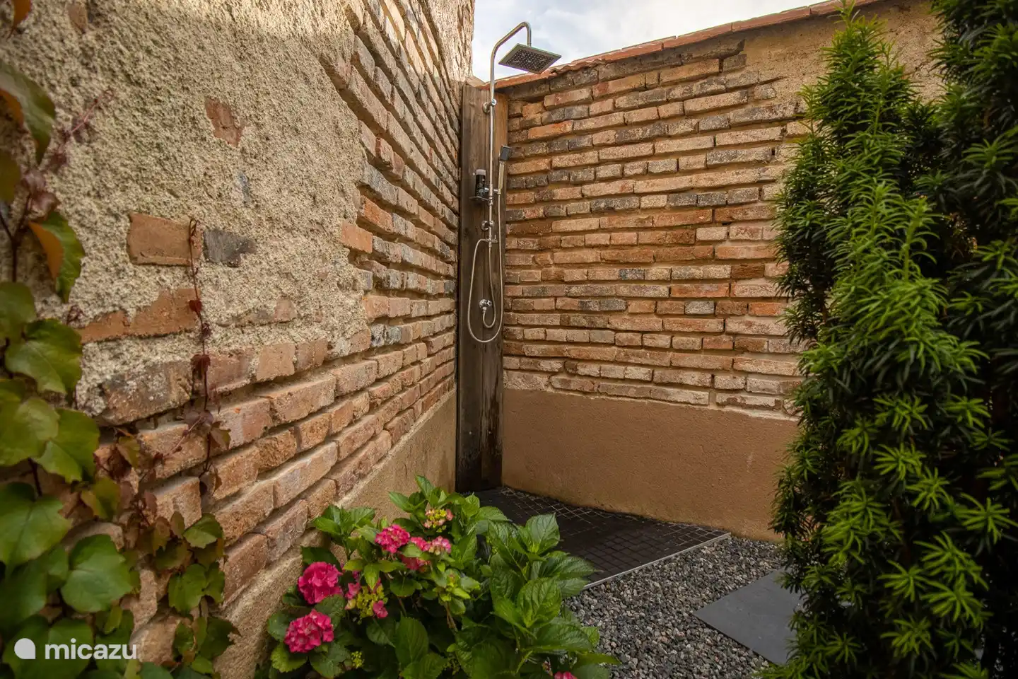 Voici une douche extérieure à un jacuzzi chaud.