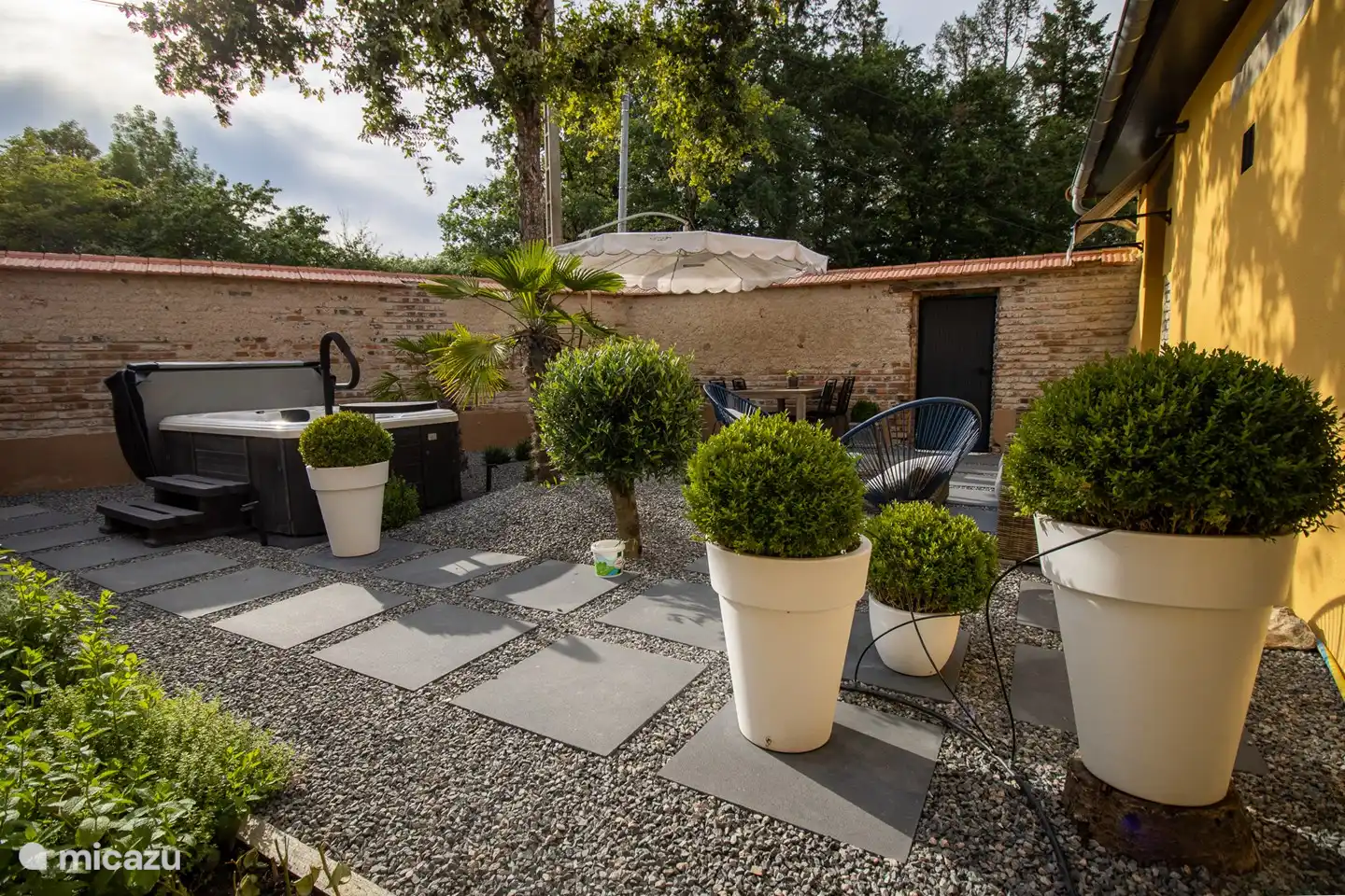 Le jardin intérieur clos est très privé.