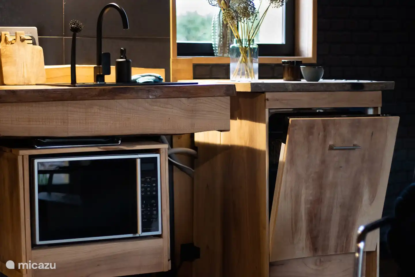 Cuisine avec four/micro-onde et lave-vaisselle.