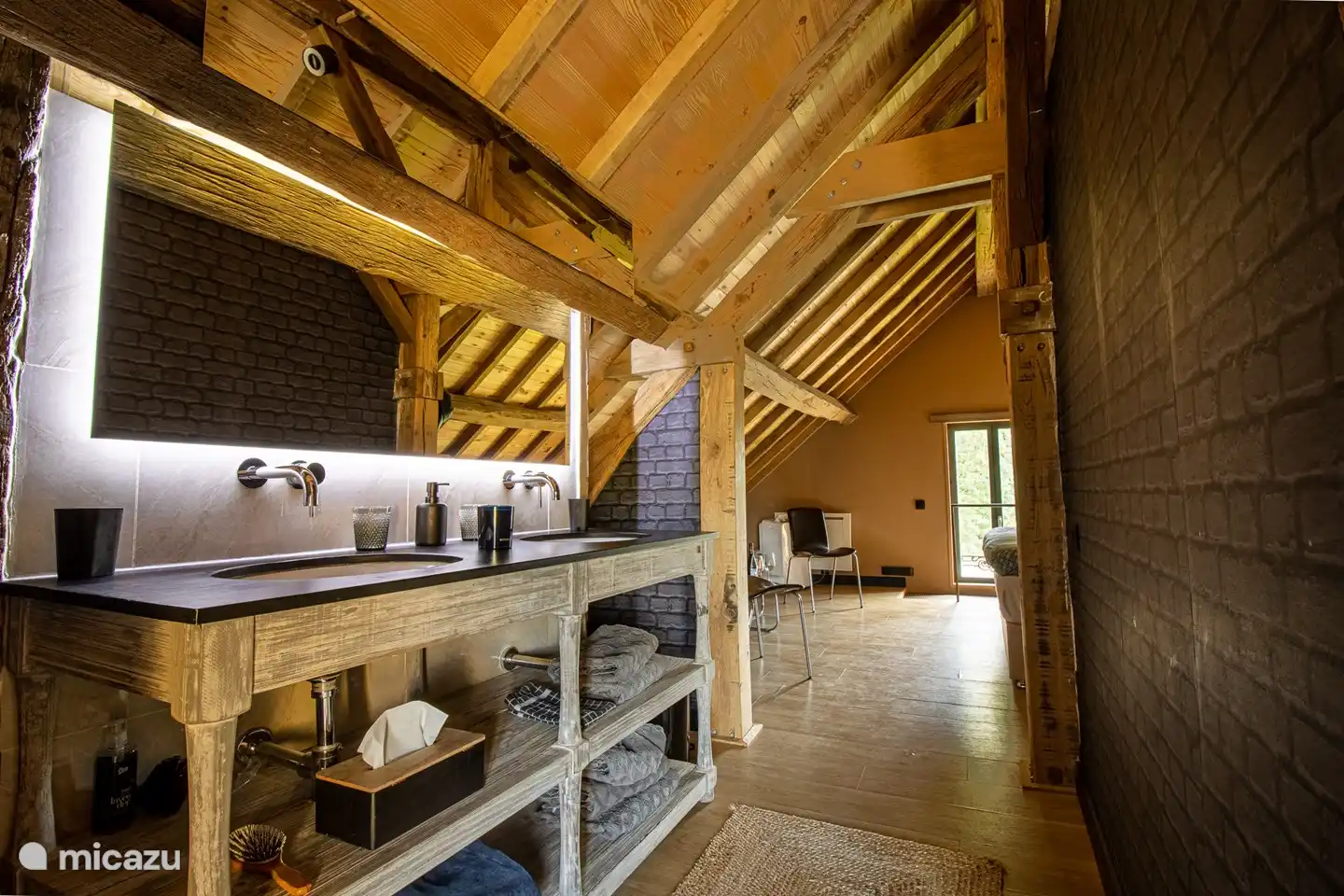 La grande chambre ouverte au sol avec lavabo pour 2 places.