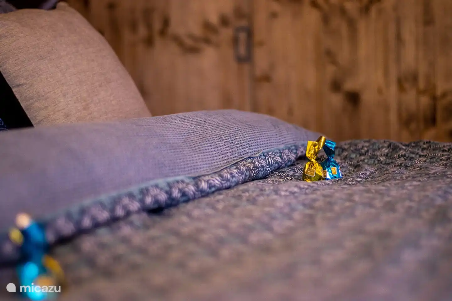 Il s'agit du grand lit à sommier tapissier avec une entrée haute et de l'espace des deux côtés.