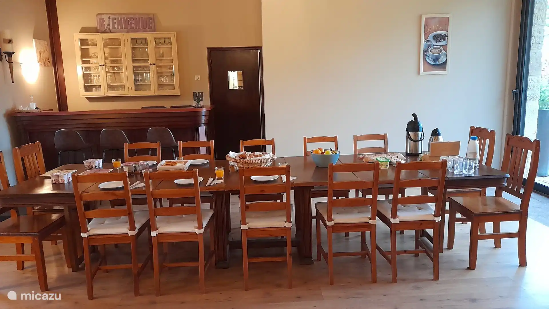 Domaine Leyvinie, Merlot Gîte, Esstisch und Bar