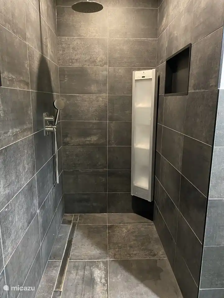 Neues Badezimmer mit Sonnendusche.