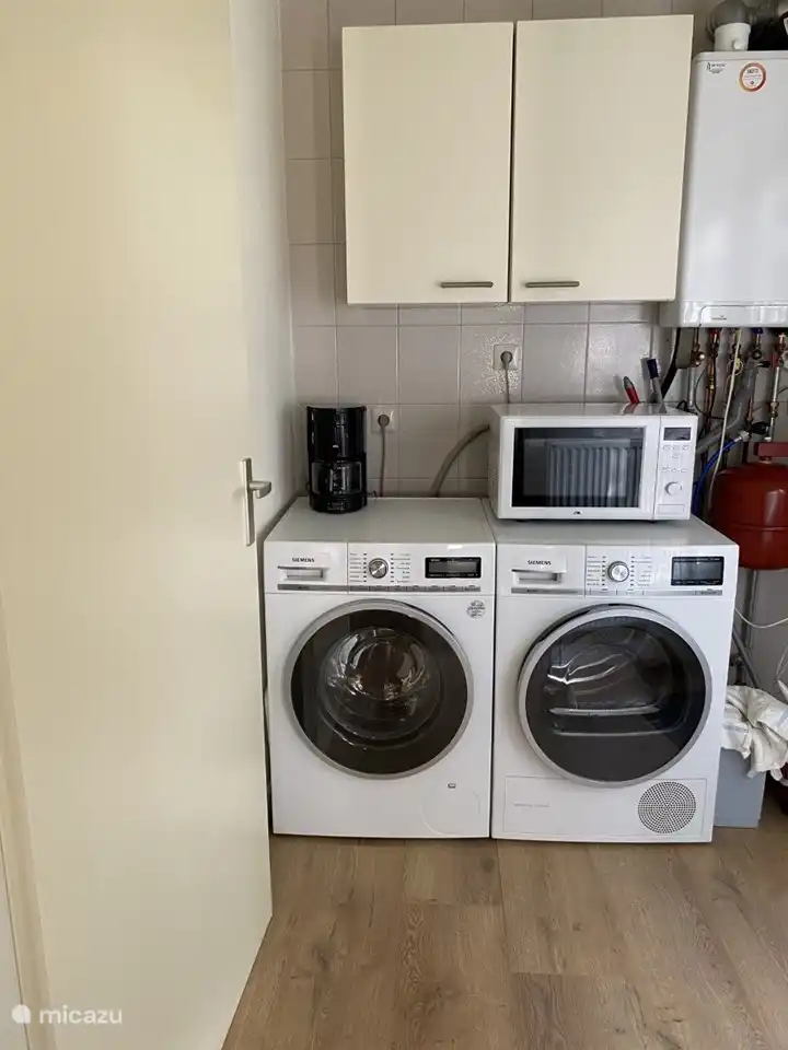 Hauswirtschaftsraum mit Waschmaschine und Wäschetrockner.
