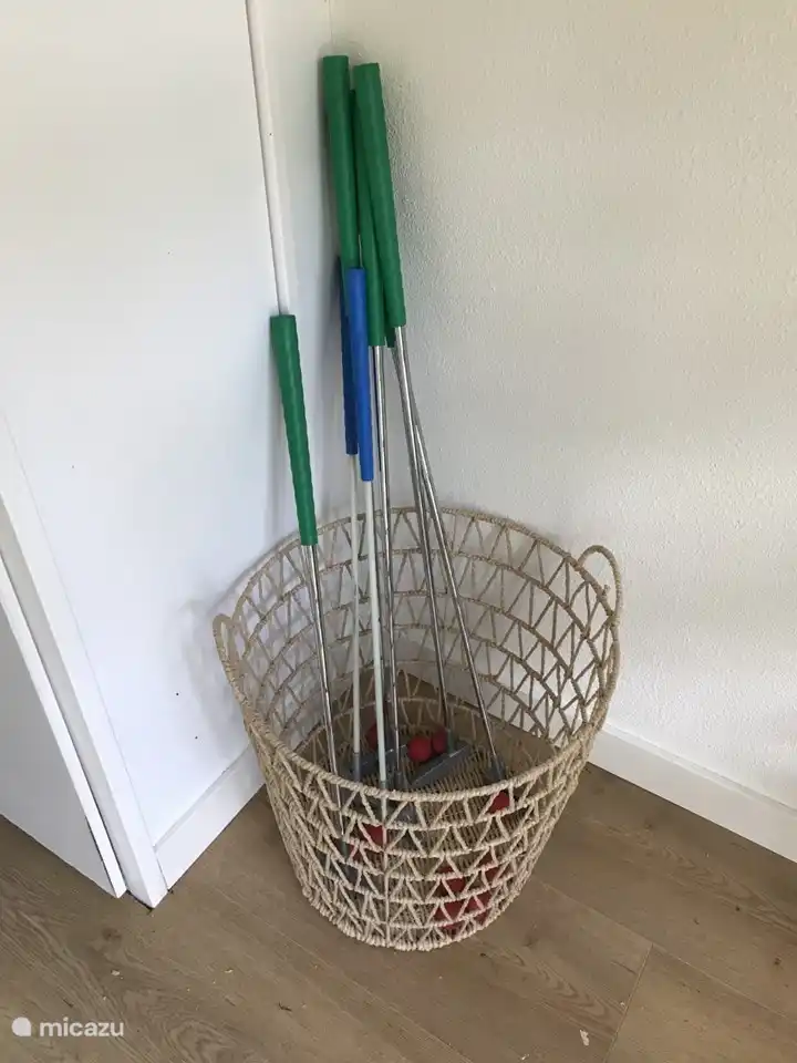 Minigolfschläger und -bälle sind im Haus vorhanden, um im Park Minigolf zu spielen.