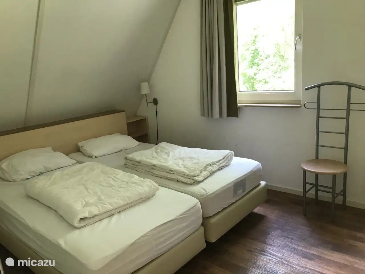 Geräumiges Schlafzimmer im ersten Stock mit 2 zusammengeschobenen Einzelbetten.