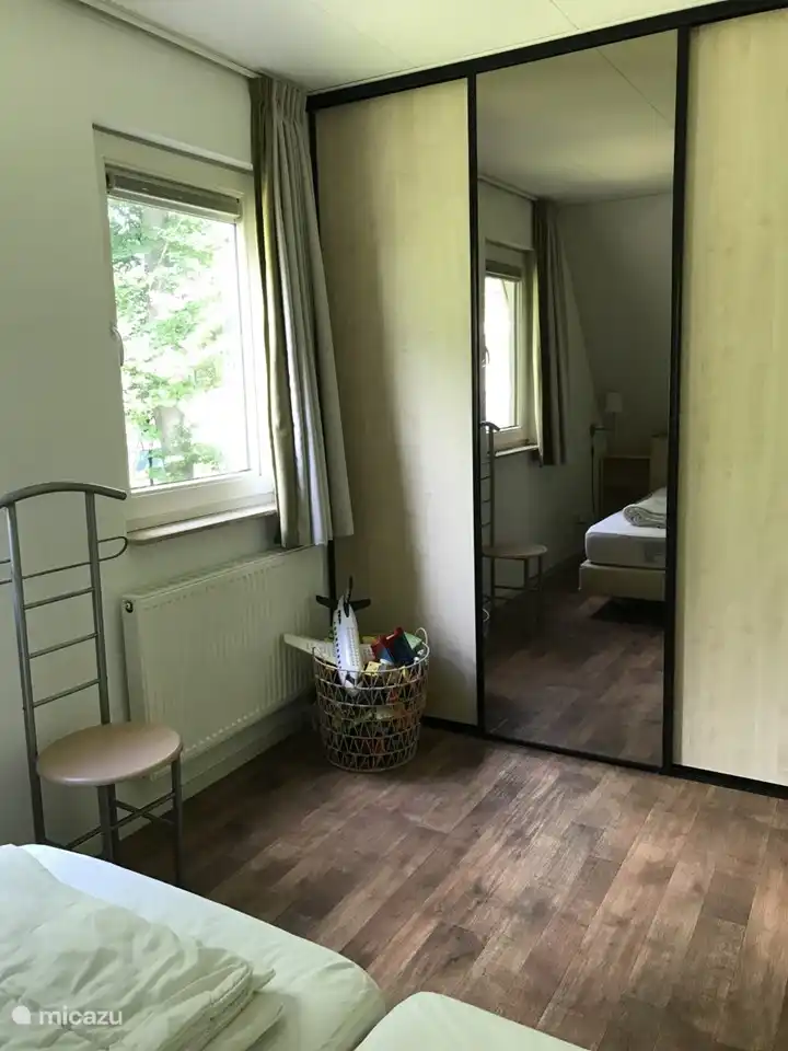 Geräumiges Schlafzimmer im ersten Stock. Mit Kleiderschrank mit Schiebetüren und einem Korb duplo für die Kleinsten zum Spielen.