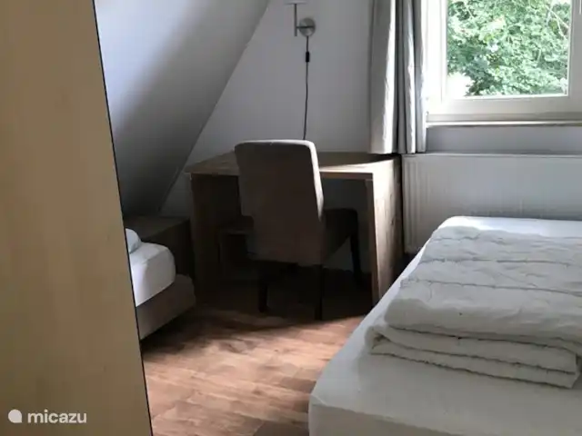 Borgervilla | Pays-Bas, Drenthe, Exloo - maison de vacances Chambre avec 2 lits simples et une armoire et un bureau.