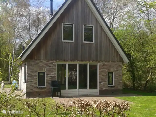 Borgervilla | Pays-Bas, Drenthe, Exloo - maison de vacances Borger 176, le dos. Ici, vous pouvez vous asseoir dehors. Il y a 6 chaises et 2 chaises longues.