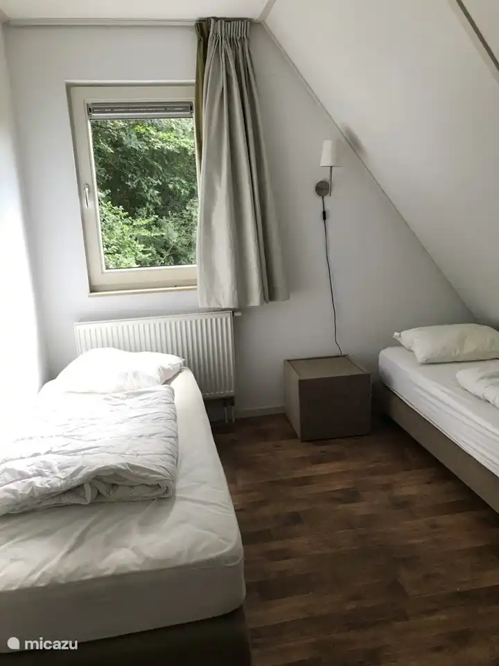 Schlafzimmer mit 2 Einzelbetten mit Kleiderschrank.