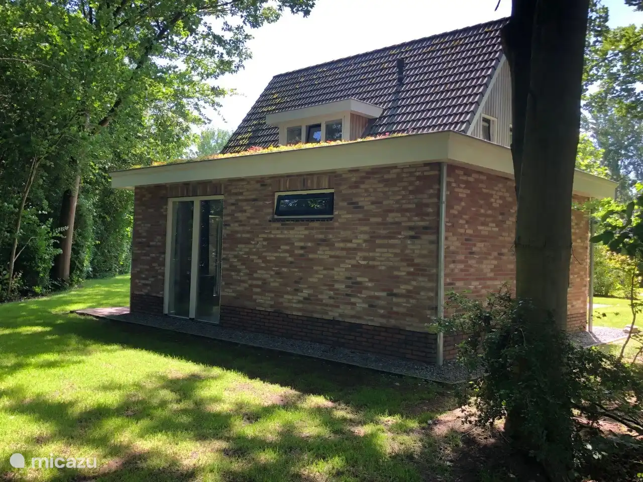 Neuer Anbau mit zusätzlichem Schlafzimmer und Badezimmer. Und ein Schuppen.