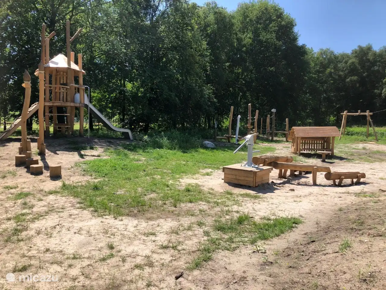 Neuer Spielplatz im Park.