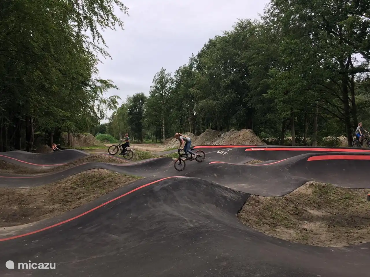 Pumptrack Track, ideal zum Radfahren, Scooter und Skateboard.