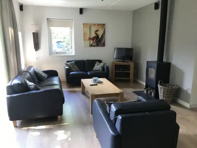 Borgervilla | Pays-Bas, Drenthe, Exloo - maison de vacances Le salon avec poêle à bois.