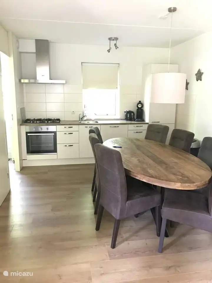 Die Küche mit Esstisch, es gibt 8 Stühle im Haus.