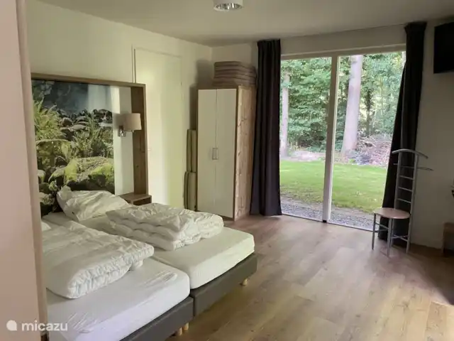 Borgervilla | Pays-Bas, Drenthe, Exloo - maison de vacances Chambre au rez-de-chaussée, avec salle de bain attenante.