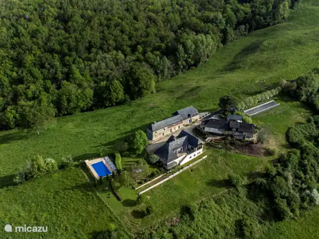 Location de Vacances France, Corrèze, Perpezac-le-Blanc, gîte / cottage - Domaine Leyvinie, Gîte Sauvignon Domaine Leyvinie, vue aérienne avec terrain de pétanque