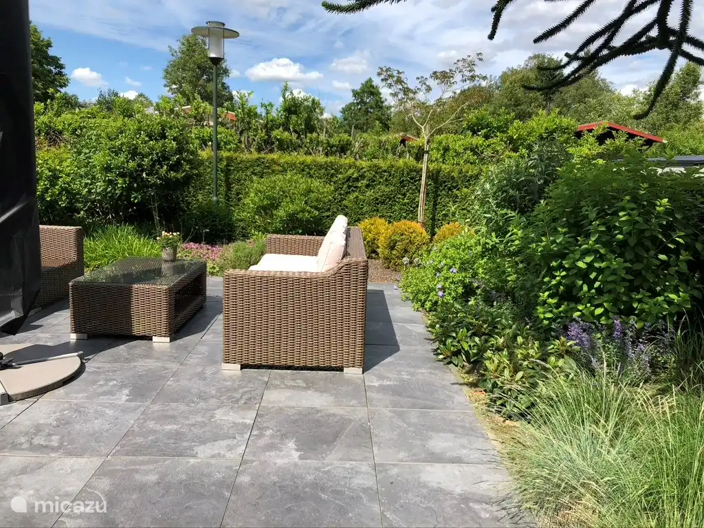 lekkere loungeset aanwezig. En in de schuur nog 2 ligstoelen
