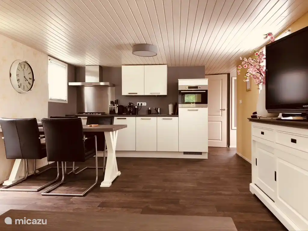 de keuken is voorzien van een vaatwasser, gasfornuis, oven/magnetron, koelkast met vriesvak.