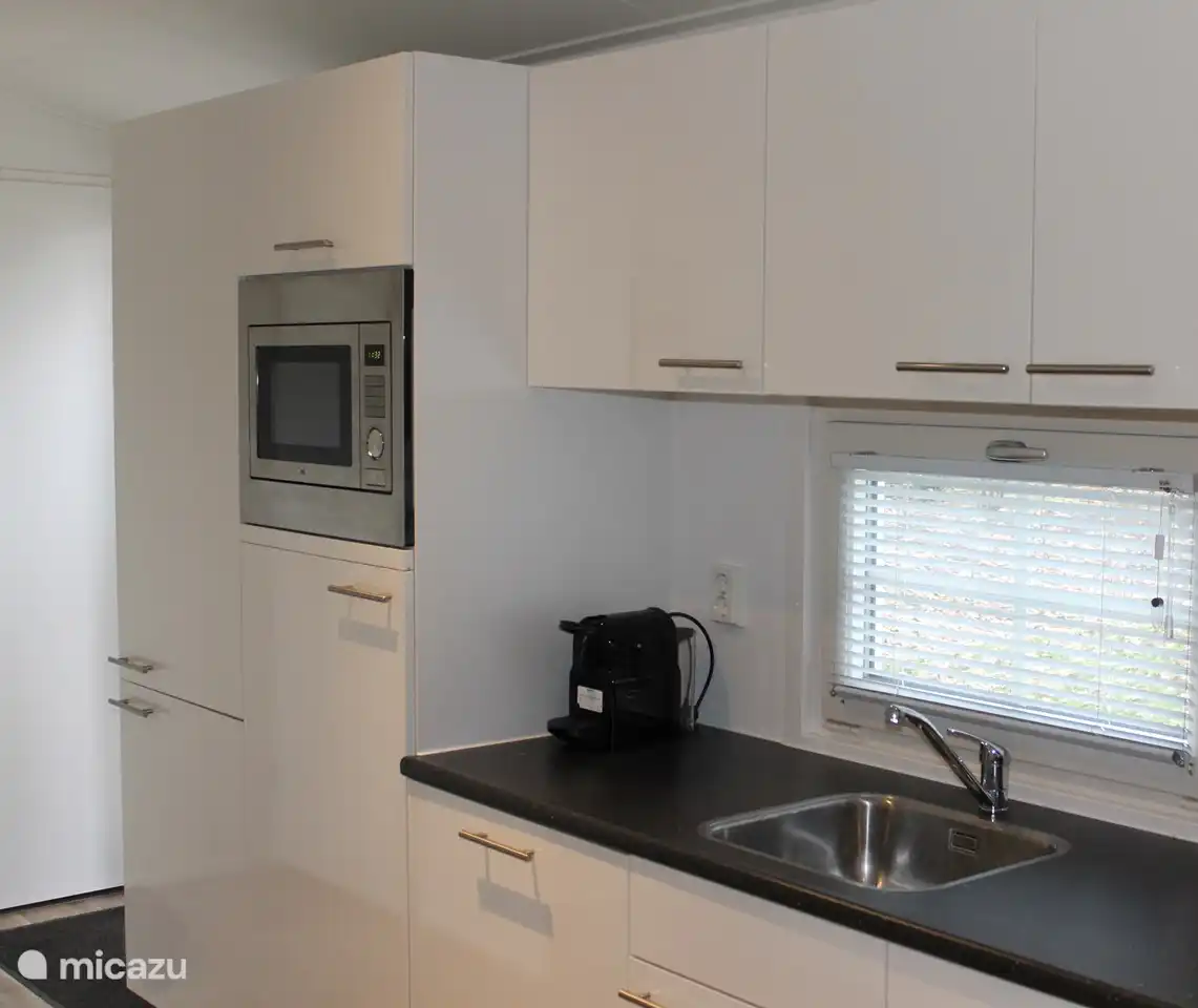 Geräumige Küche mit sehr komplettem Inhalt und einer Nespresso-Kaffeemaschine (Standardtassen)